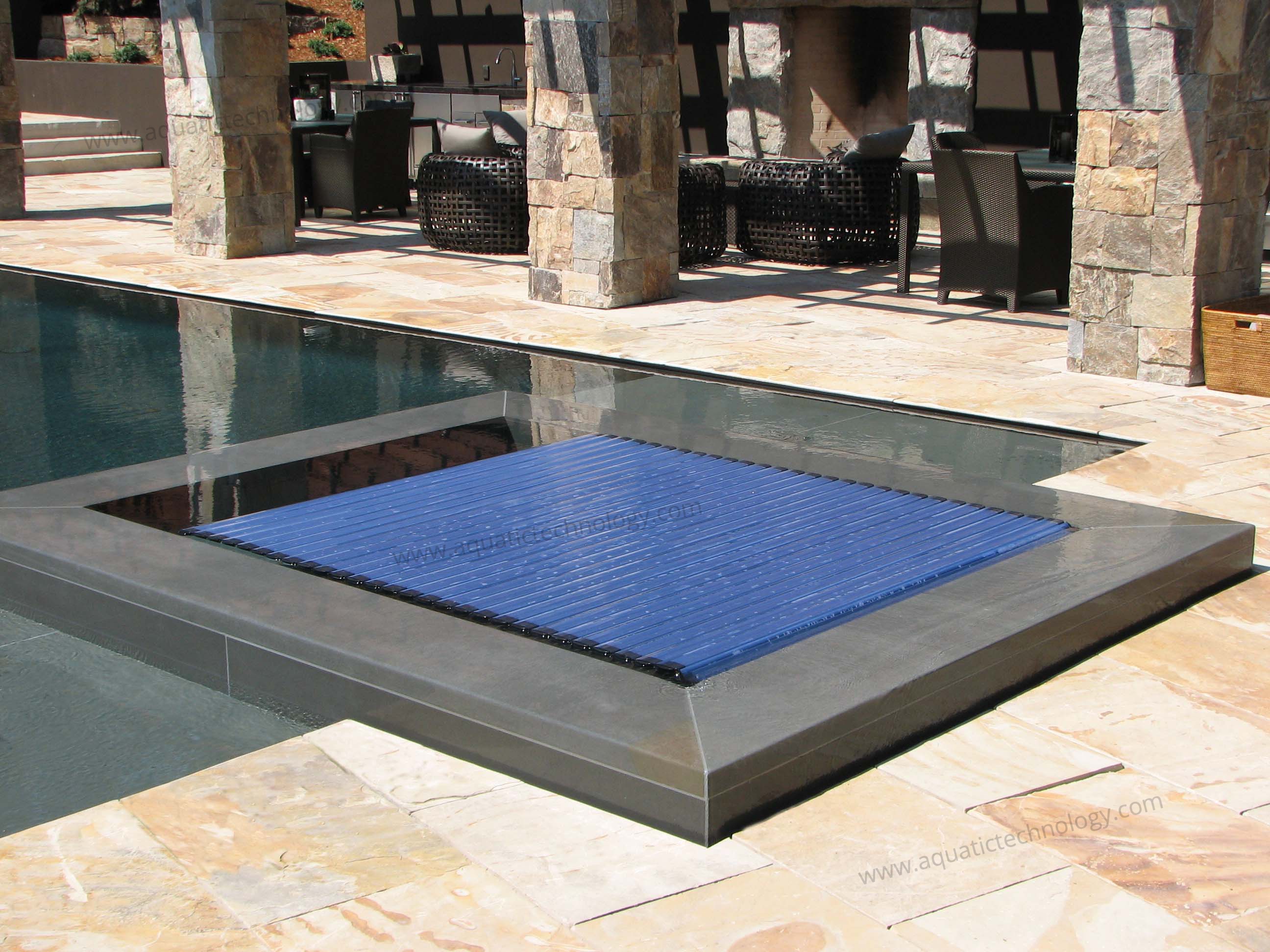 Retractable automatic floating insulated spa cover
